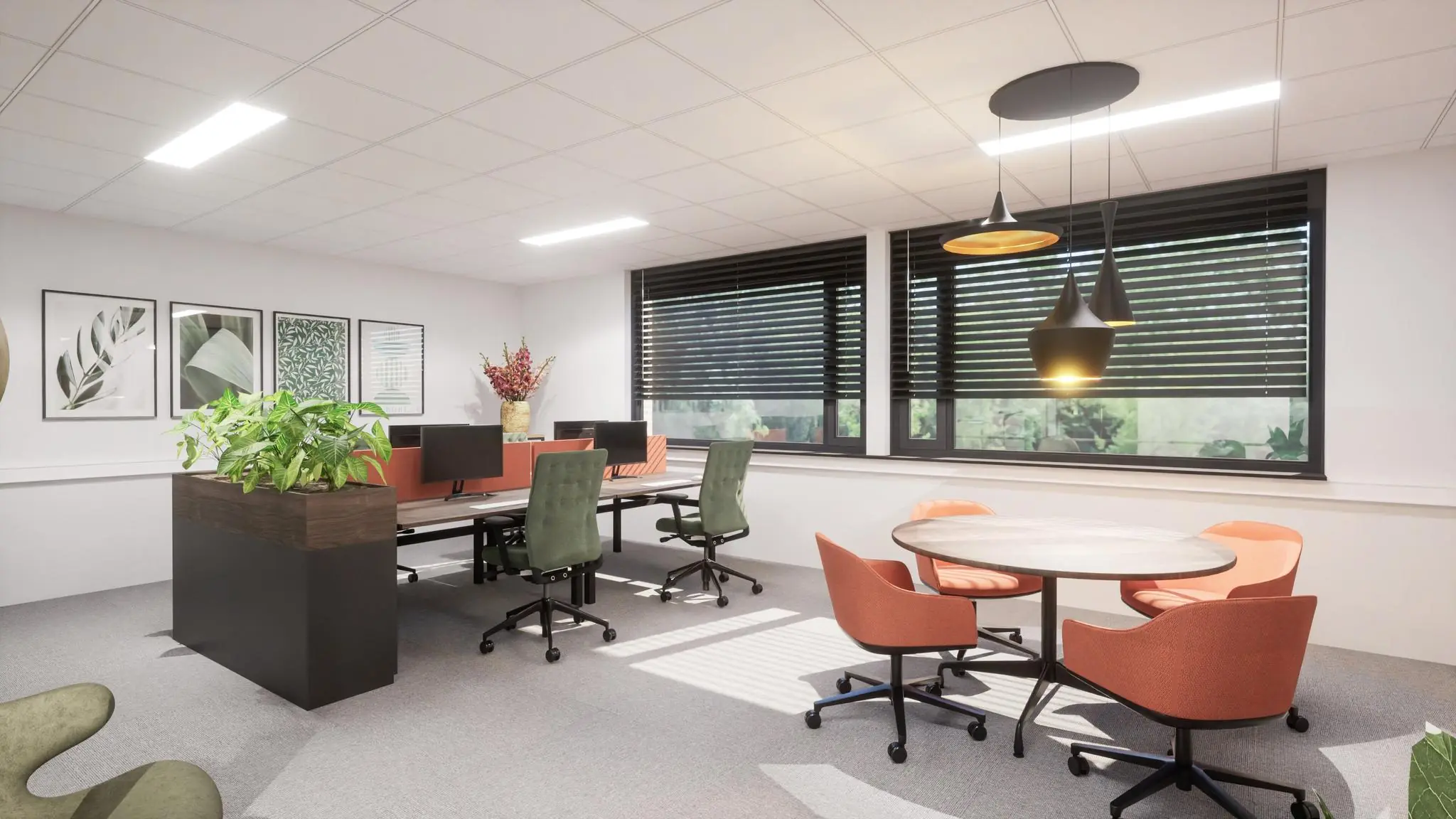 Modern kantoorinterieur met werkplekken, planten, een ronde vergadertafel en grote ramen met lamellen.